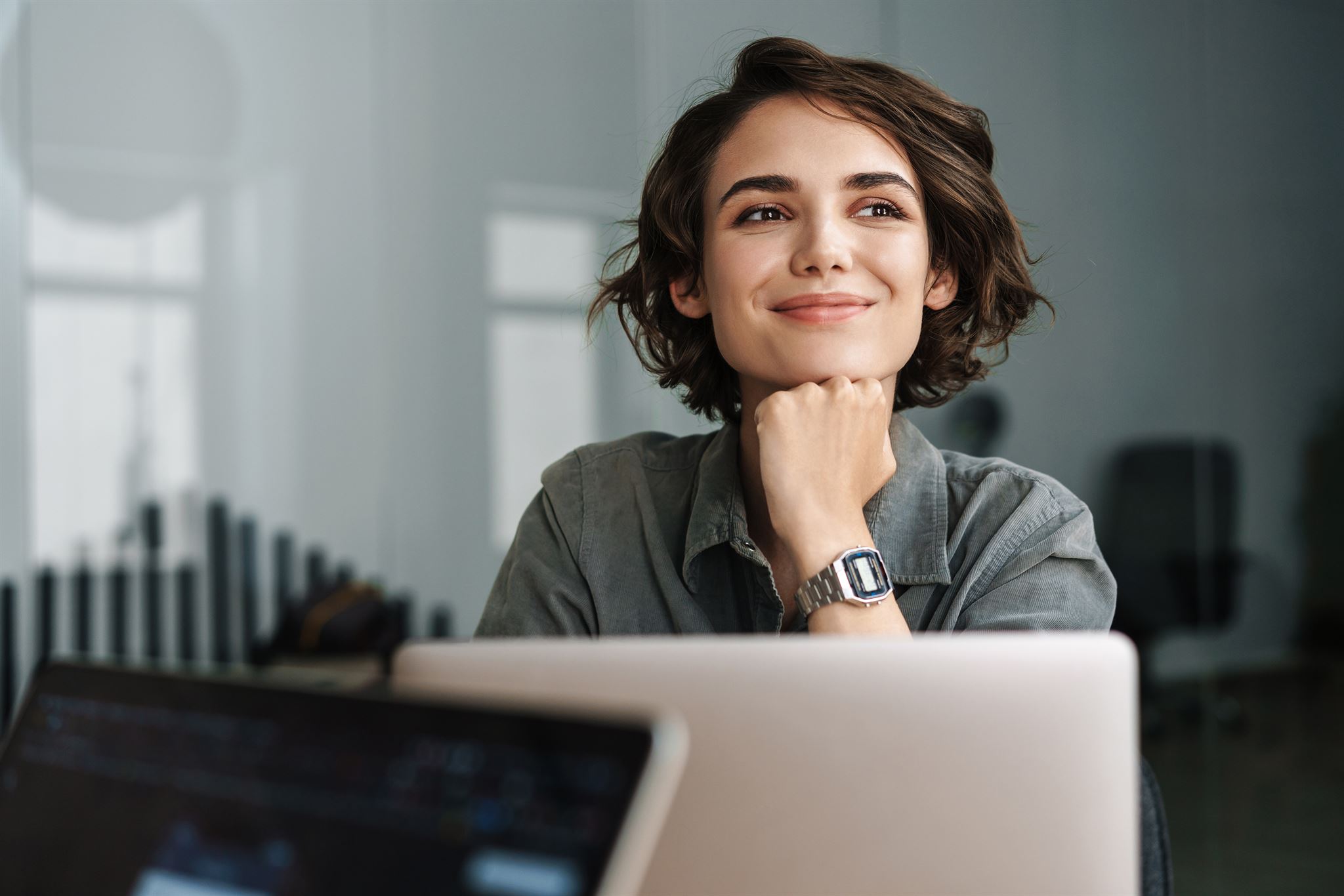 Woman-smiling-and-using-laptop